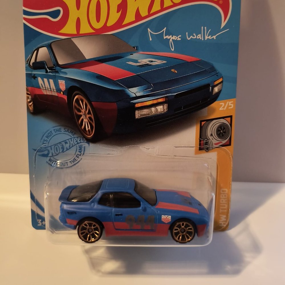 1D10  hot wheels 89 porsche 944 turbo blue  with shipping protector